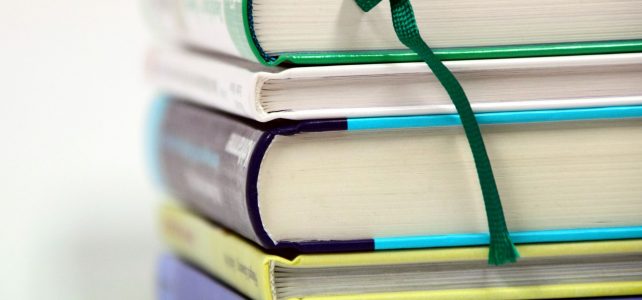 Sanataideopas on keltainen mangusti kirjastossa